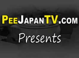 يلعب فاتنة اليابانية غريب مع ثديها أثناء وجود ممارسة الجنس البرية مع شخص غريب