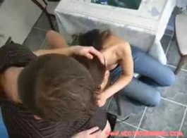 امرأة سمراء الألمانية ترتدي زي أسود، أثناء امتصاص الديك والحصول على مارس الجنس من الصعب جدا.