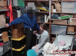 ضابط الشرطة الساخن يمارس الجنس مع أحد موظفيها الوسيم ، بينما كان لديه مكالمة هاتفية سريعة معه.