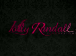 رايلي ريد هي امرأة سمراء صغيرة فائقة الخواص التي تحب تحويل تخيلات الجنس إلى حقيقة واقعة.