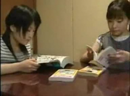 تحب الطالبة اليابانية تحفيز بوسها من قبل صديقها ، بينما هم وحدهم في غرفة الدراسات الخاصة الجديدة.